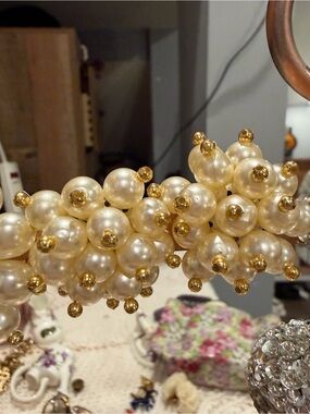 Elegant Pearl Cluster clip earrings in Cream and Gold